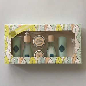 NWT Benefit Cosmetics b. Right radiant skincare travel kit